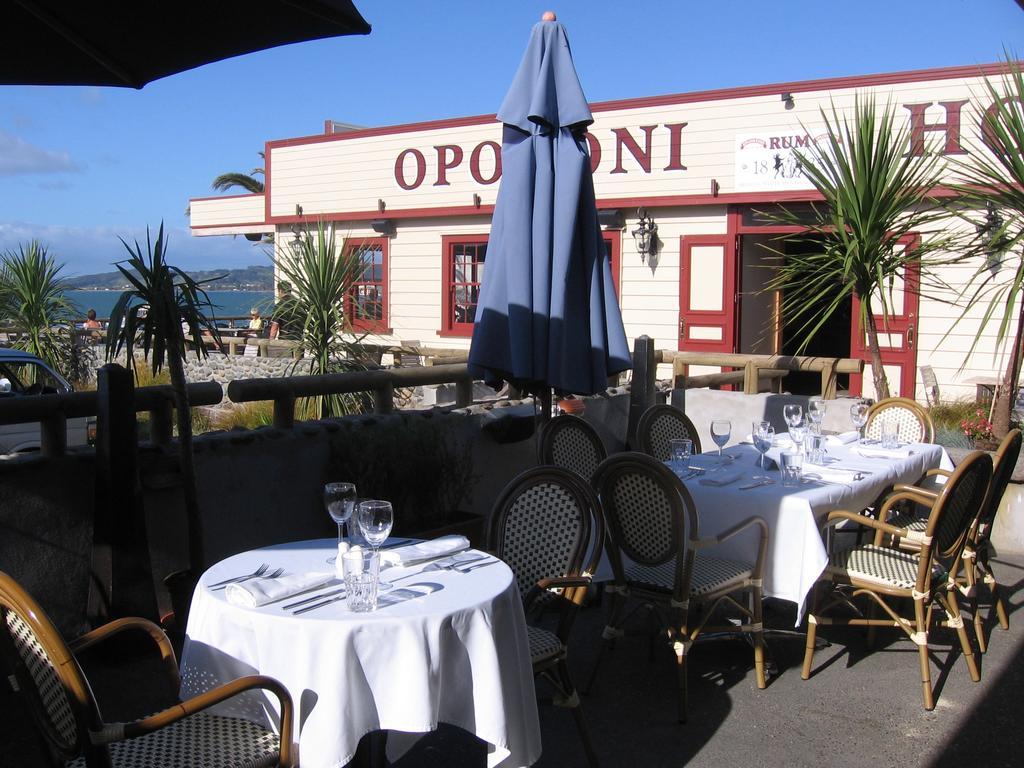 Opononi Hotel Eksteriør billede